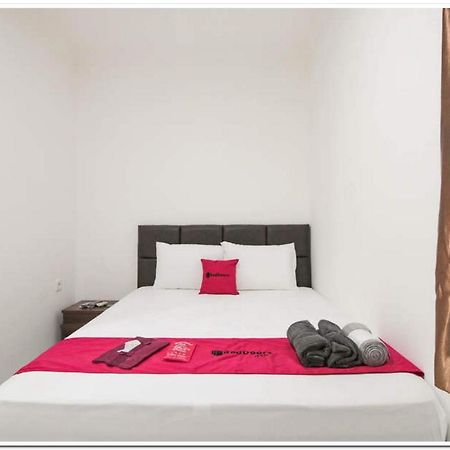 Отель Reddoorz @ Ruko Itc Roxy Mas Джакарта Экстерьер фото