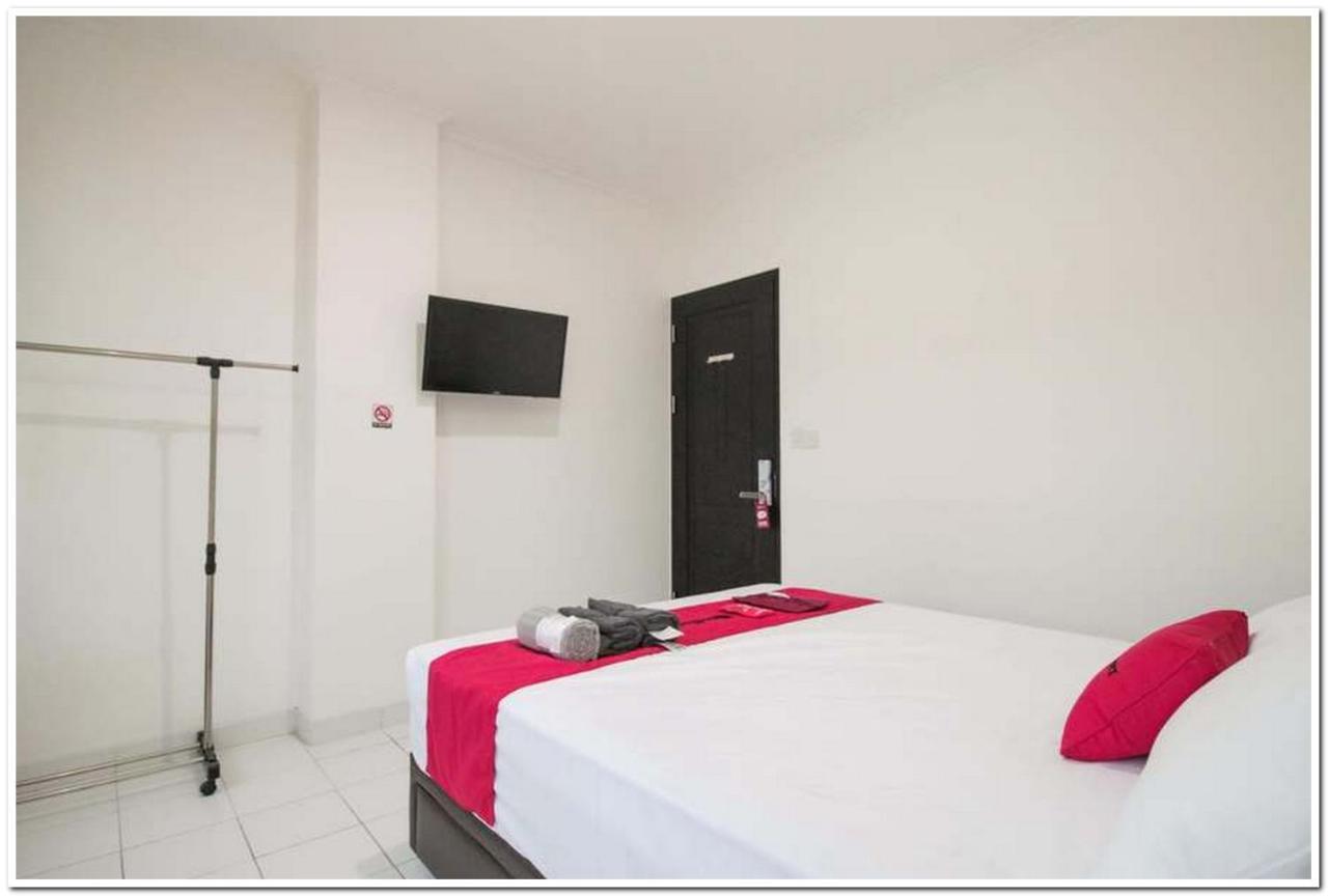 Отель Reddoorz @ Ruko Itc Roxy Mas Джакарта Экстерьер фото